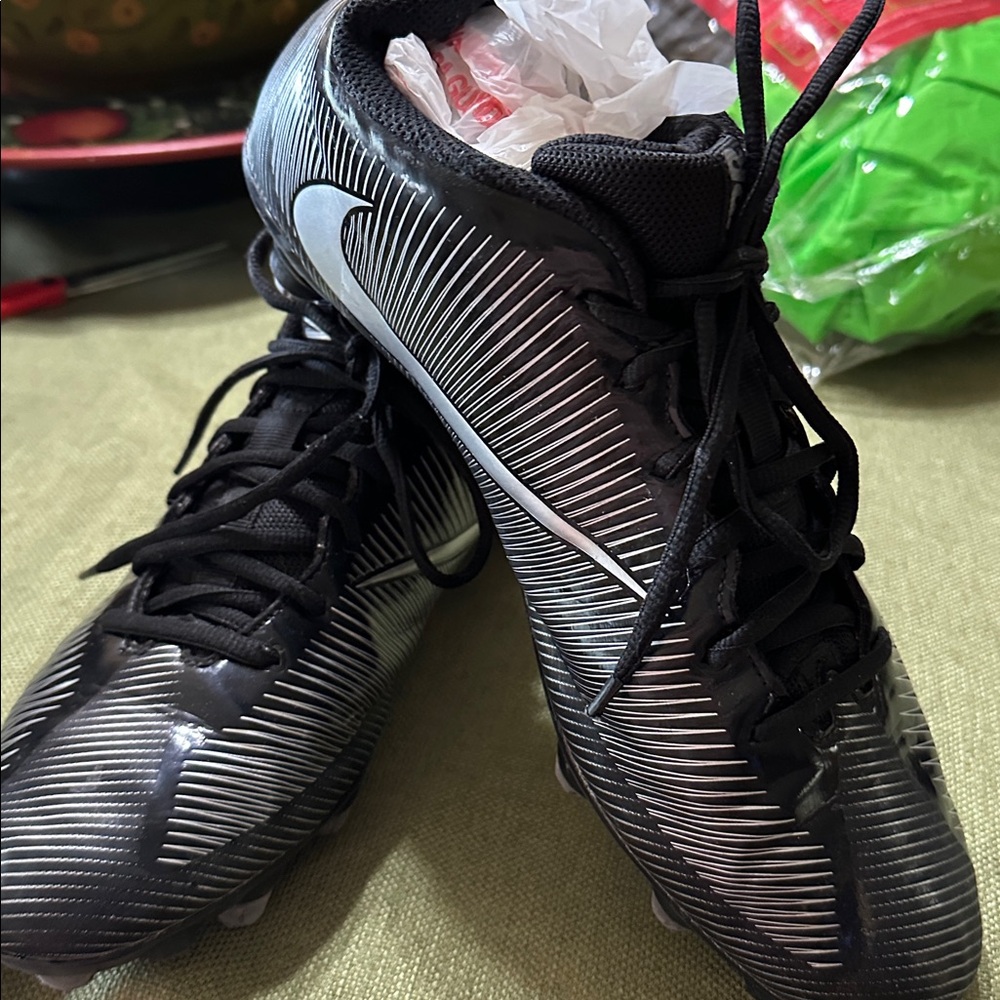 Nike Black and Silver Athletic Cleats